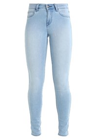 Jeans skinny de denim azul claro con una textura suave, diseño de cinco bolsillos y cierre con botón. Presenta un sutil desgaste en las piernas.