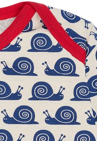 Baumwollstrampler mit rotem Halsausschnitt, der ein wiederholtes blaues Schneckenmuster auf einem cremefarbenen Hintergrund zeigt. Die Schnecken haben spiralige Schalen und Fühler.