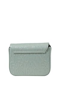 Borsa in ecopelle verde con motivo di testo embossato, forma rettangolare, chiusura a pattina e texture sottile. Design minimalista senza hardware visibile.