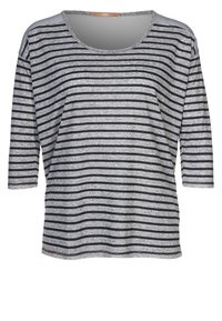 Top de manga larga a rayas gris y negro con cuello redondeado y textura suave. Presenta mangas 3/4 y acentos contrastantes en los hombros.