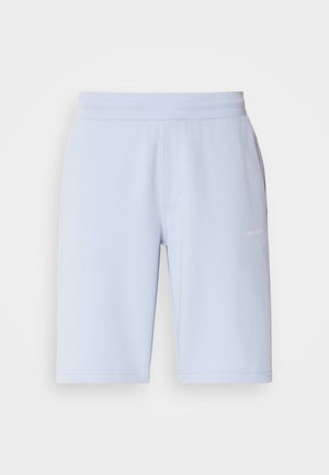 Shorts de sport bleu clair en tissu doux, avec une taille élastique et des poches latérales. Petit logo sur le devant.