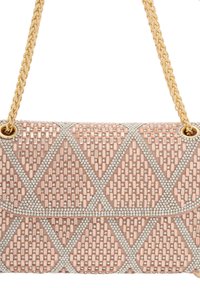 Pink håndtaske med geometrisk design, udsmykket med krystaller og metalmærker, med en guldkæde-rem og struktureret overflade.