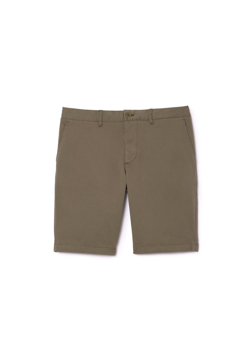 Shorts olives courtes avec un devant plat, des passants de ceinture et une fermeture à un bouton. Fabriqués en coton avec une texture lisse et une coupe droite.