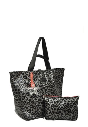 Bolsos grandes y pequeños con estampado de leopardo negro y gris, asas negras; el bolso grande tiene un cordón naranja y un dije de estrella plateada.