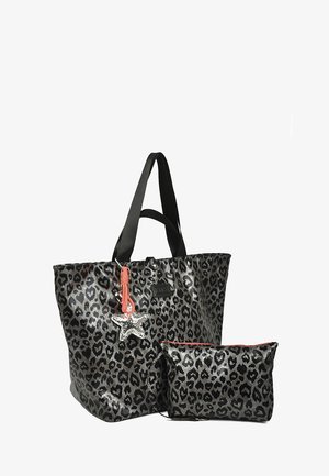 Bolsos grandes y pequeños con estampado de leopardo negro y gris, asas negras; el bolso grande tiene un cordón naranja y un dije de estrella plateada.