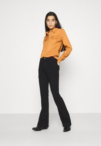 VILA VIBISTA SU-NOOS - Blusa com botões - adobe