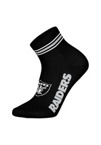 Schwarze Knöchelsocken mit weißen Streifen am Bund, die einen großen "RAIDERS"-Schriftzug und ein Logo an der Seite aufweisen. Hergestellt aus elastischem Material.