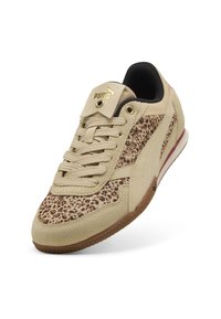 Bež tenisice s uzorkom leopard kože sa strane, od antilopa i sintetičkih materijala, teksturirane površine, sa vezicama i gumenom potplatom.