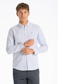Hellblau und weiß gestreiftes Hemd mit Knöpfen, aus Baumwollmaterial, lange Ärmel, klassischer Kragen, kleines Logo auf der Brust, taillierte Passform.