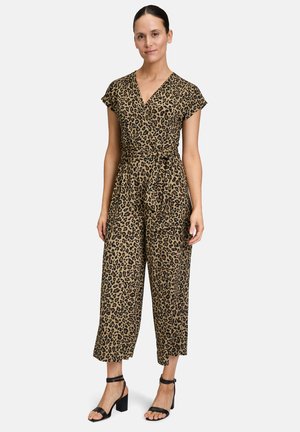Tuta leopardato con maniche a cappuccio corte, design avvolgente, vita legata, gambe larghe cropped e tessuto morbido. Abbinato a tacchi neri a blocco.