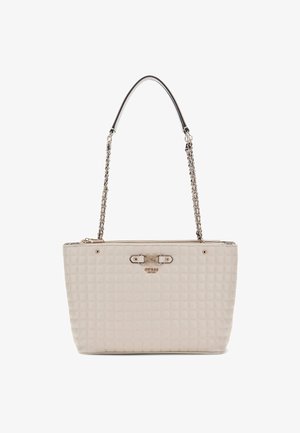 Beige gewatteerde handtas met zilveren kettingriem en dubbele ronde sluiting. Voorzien van een logo en een ritssluiting aan de bovenkant. Gladde textuur.