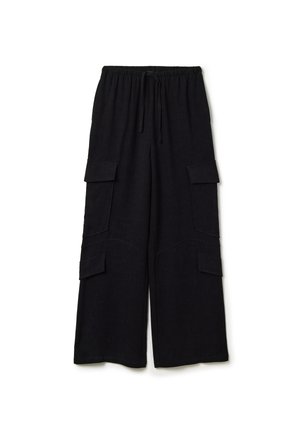 Pantalones cargo negros con un diseño de pierna ancha, que cuentan con una cintura elástica, cordón y cuatro bolsillos exteriores para almacenamiento.