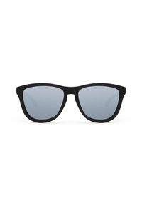 Schwarze Sonnenbrille mit matter Oberfläche, rechteckiger Form, grauen Gläsern und breiten Bügeln. Sie zeichnet sich durch ein einfaches Design ohne Verzierungen aus.