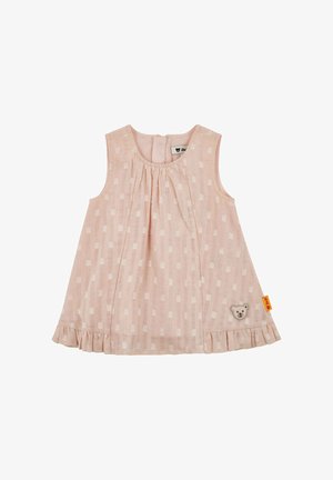 Abito senza maniche per bambina di colore rosa pallido con un sottile motivo a quadretti bianchi, scollatura plissettata, orlo arricciato e una piccola toppa a forma di orsetto vicino all'orlo inferiore.