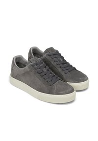 Graue Wildledersneaker mit runder Zehenpartie, Gummisohle und grauen Schnürsenkeln. Mesh-Futter und dezente Markierung auf der Zunge. Sauberes Design und minimalistische Akzente.