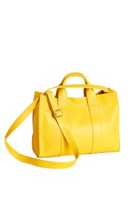 Gelbe Leder-Shopper-Tasche mit zwei Obergriffen und einem abnehmbaren Schulterriemen. Verfügt über sichtbare Nähte und eine glatte Textur.