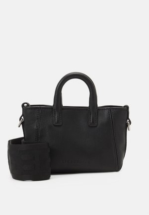 Borsa a mano in pelle nera con due manici corti, design elegante e una tracolla in tessuto texture. Presenta il nome del marchio impresso e accenti minimalisti.