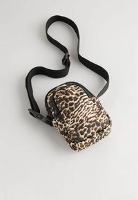 Kabelka cez rameno s leopardím vzorom, čierny nastaviteľný popruh, zips, jemná textura a kompaktný obdĺžnikový tvar.