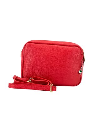 Rote Leder-Crossbody-Tasche mit goldenen Beschlägen. Rechteckige Form, strukturierte Oberfläche, mit abnehmbarem Tragegurt.