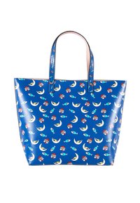 Blaue Tragetasche mit Griffen, dekoriert mit sich wiederholenden Mustern aus gelben Vögeln, blauen Fischen, roten Häusern und weißen Monden.