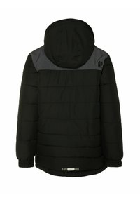 Veste matelassée noire avec capuche, panneau d'épaule gris, poignets élastiques et petit logo sur le haut du dos, côté droit.