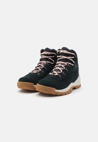 Zwarte suède wandelschoenen met roze veters, rubberen zolen en een lichtgewicht ontwerp. Voorzien van een gevoerde kraag en textuuraccenten van stof.