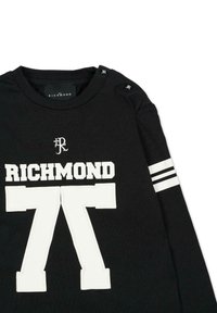 Czarna koszulka z długim rękawem z wyraźnym białym napisem "RICHMOND" i grafiką 77. Posiada paski na rękawach i guziki na ramieniu.
