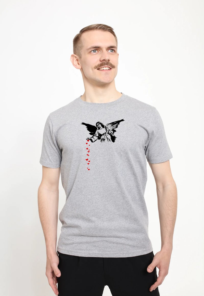Šedé bavlněné tričko s černou grafikou anděla a červenými akcenty ve tvaru srdce, které kaskádovitě splývají dolů. Krátké rukávy a kulatý výstřih.