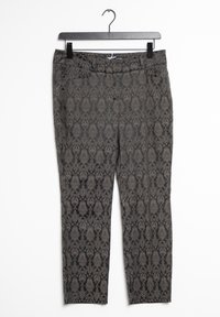 Pantalon noir à motifs avec un design damassé texturé, doté d'une taille plate et de poches avant, suspendu à un cintre noir.