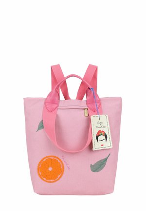 Borsa in tessuto rosa con ricamo di fetta d’arancia e foglia verde, doppi manici rosa e un’etichetta con un volto illustrato con fiori.