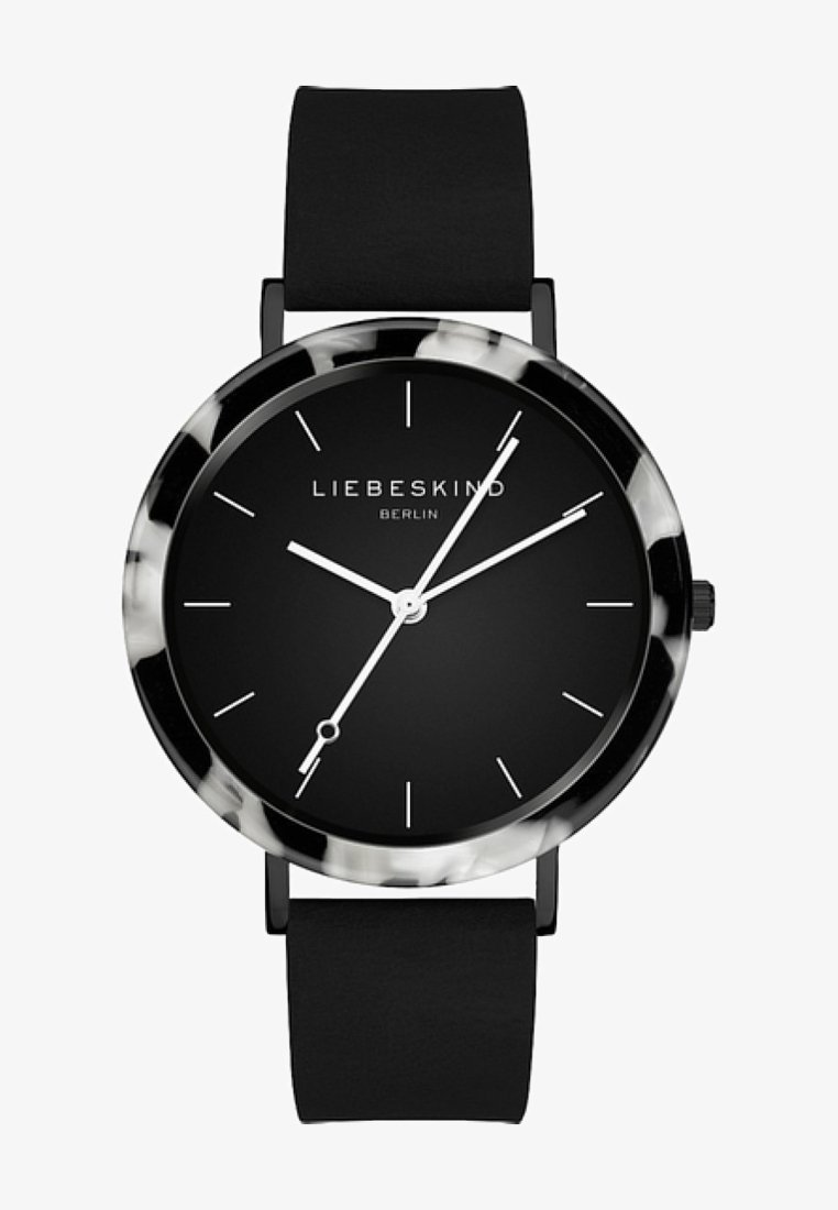 Zwarte horloge met een ronde wijzerplaat, met een zwarte wijzerplaat en witte uurmarkeringen. Geaccentueerde bezel met een gemarmerd patroon, siliconen band.