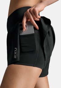 Zwarte sportshorts met een strak ontwerp, zijzak voor een smartphone en een textuurstof voor verbeterd comfort. Logo aan de zijkant.