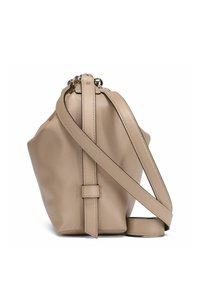 Sac seau en cuir beige de forme arrondie, avec une bandoulière ajustable et une fermeture supérieure décorative ornée d'accents métalliques.