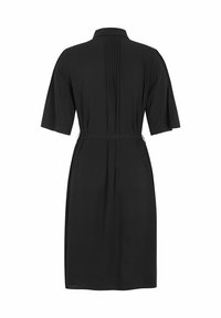 Schwarzes Kleid mit kurzen Ärmeln, Kragen, Faltenrücken und gebundenem Taillenzug. Hergestellt aus einem glatten Stoff mit einem schlichten, eleganten Design.