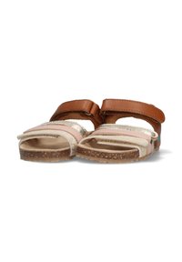 Brune og pink sandaler har flere stropper, en tekstureret overflade og en korksål. Justerbar velcro-lukning for en sikker pasform.