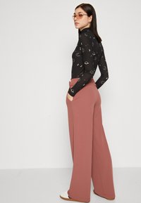 JDY JDYGEGGO LIFE  NEW LONG NOOS - Hlače - rose brown/black