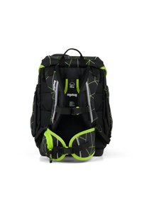 Mochila ergonómica negra con acentos geométricos verdes, correas ajustables, múltiples compartimentos y accesorios para mayor estabilidad.