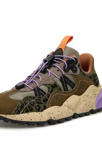 Sneaker con una combinazione di suede marrone e tessuto leopardato verde, tomaia in rete grigia, lacci viola e suola beige maculata.