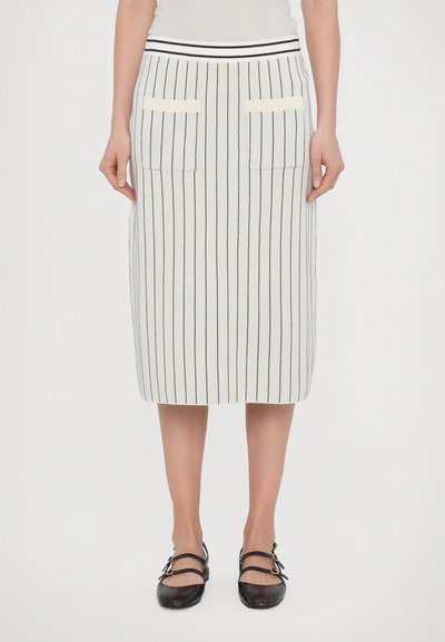 Č striped midi suknja od laganog materijala, s mornarsko plavim vertikalnim prugama, ravnim prednjim džepovima i kontrastnim pojasom.