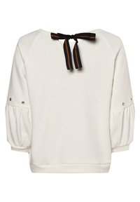 Witte blouse met lange mouwen en geplooide mouwuiteinden, oogjesdetails en een zwartbruine gestreepte lintstrik aan de achterkant van de halslijn.