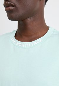 The North Face ZUMU RELAXED TEE - Majica kratkih rukava s printom - muted pine