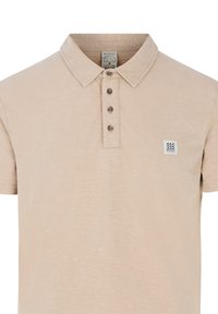 Beige poloshirt van zachte stof, met een kraag, drie knopen en een klein logopatch aan de linkerkant. Eenvoudig, casual ontwerp.