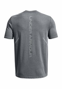Šedé sportovní tričko s mřížkovým vzorem, s textem "UNDER ARMOUR" vertikálně na zadní straně, krátkými rukávy a kulatým výstřihem.