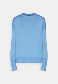 Pull en maille bleu clair avec un col rond, des épaules tombantes et des bords-côtes au niveau de l'ourlet et des poignets. Texture douce avec une coupe décontractée.