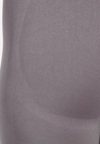 Leggings aderenti in un colore lavanda tenue, caratterizzati da motivi strutturati e tessuto liscio ed elastico per comfort e libertà di movimento.