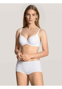 Reggiseno bianco con coppe lisce e spalline regolabili, abbinato a mutandine hipster bianche senza cuciture. Entrambi sono realizzati in tessuto morbido e elastico.