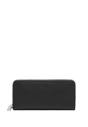 Czarny skórzany portfel o ziarnistej fakturze, z zamkiem błyskawicznym i srebrnymi okuciami. Na przodzie znajduje się wytłoczone logo. Kształt prostokątny.