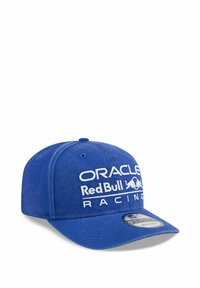 Niebieska czapka z zakrzywionym daszkiem. Posiada białe logo "ORACLE", "Red Bull" i "RACING". Wykonana z miękkiego materiału o teksturowanym wykończeniu.