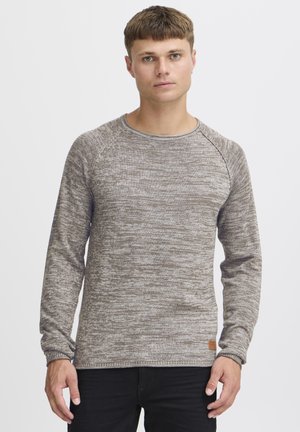 Lichtbruin gemêleerd sweater met lange mouwen en een ronde halslijn. Heeft een subtiel patroon en een klein logotag aan de onderzijde.
