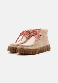Clarks TOR HILL HI UNISEX - Botins de atacadores - light sand